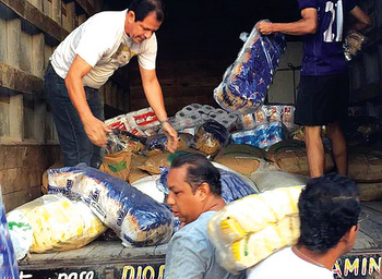 People from the Mennonite church of Guayaquil, Ecuador, load relief materials on a truck to take to Manta for those affected by recent earthquakes. — Mennonite Mission Network