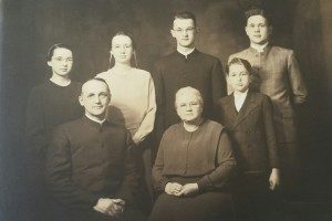 Henry D. Weaver, business manager at EMC from 1922-1951, with wife Sallie Jane Wenger Weaver and their children, including Janet Weaver Yoder (standing, far left), owned and operated a store and snack shop on Mount Clinton Pike in the ’30s and ’40s. (Courtesy photo)
